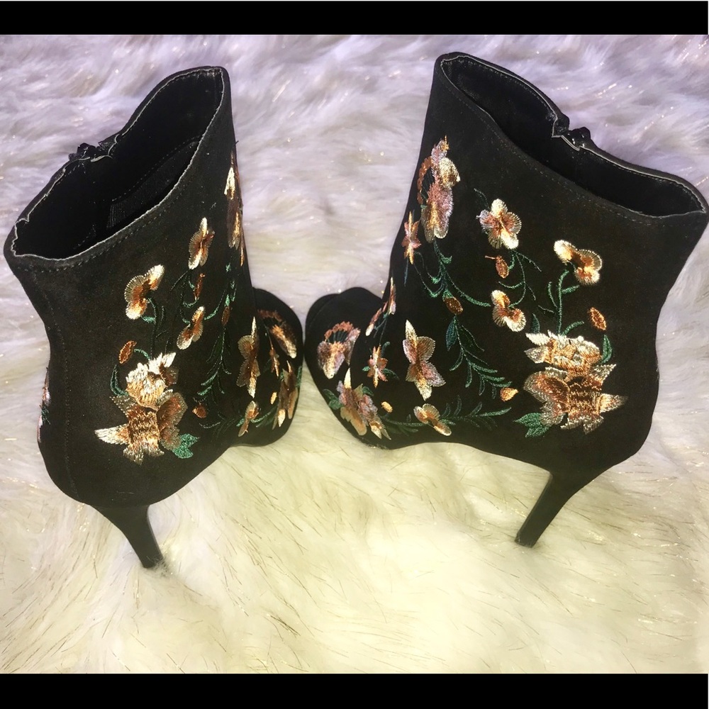 Black Booties 🖤👢 - Picture 3 of 5